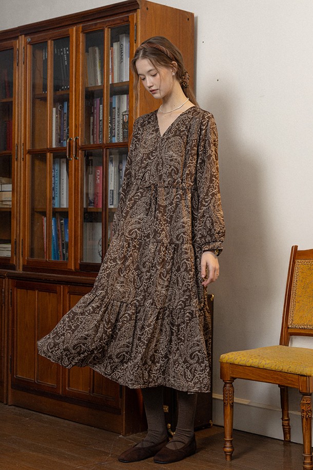 **Winter garden dress_브라운**은 가을, 겨울 시즌에 어울리는 여성용 원피스입니다. 브라운 컬러에 섬세한 페이즐리 및 플라워 패턴이 돋보이며, 부드러운 폴리에스테르 소재로 제작되어 편안한 착용감을 선사합니다. 루즈핏 A라인 실루엣과 V넥, 퍼프 소매 디자인이 클래식하면서도 엘레강스한 분위기를 연출합니다. 데이트룩, 모임룩, 소개팅룩 등 특별한 날, 로맨틱하고 미니멀한 스타일을 완성해보세요.
