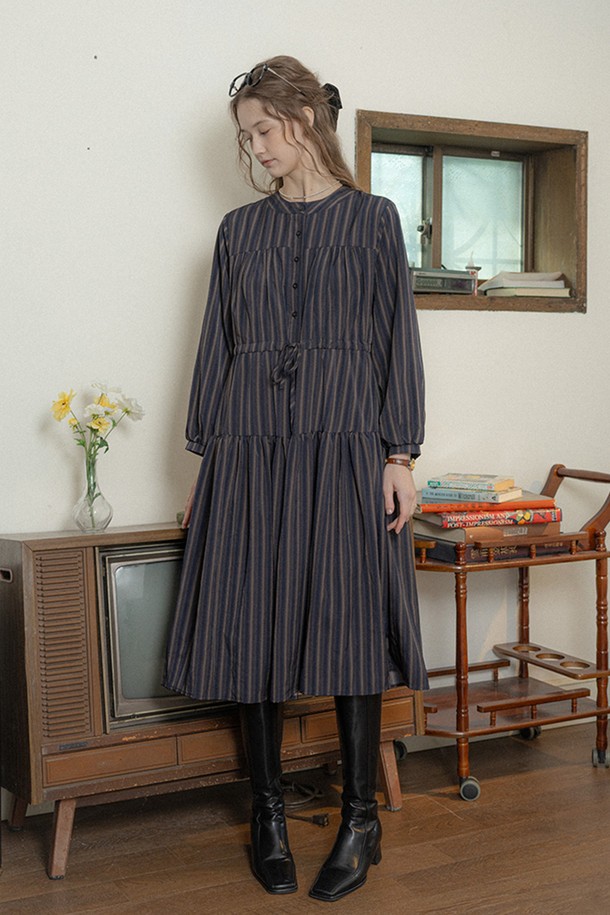 네이비 스트라이프 롱 슬리브 드레스는 캐주얼하고 베이직한 스타일의 여성용 원피스입니다. 봄, 가을에 어울리는 얇은 두께의 면 소재로 제작되어 부드러운 촉감을 선사합니다. A라인 플레어 치마 핏과 루즈핏으로 편안한 착용감을 제공하며, 라운드넥과 티어드 디테일이 특징입니다. 긴 소매와 네이비 스트라이프 패턴이 더해져 미니멀하면서도 세련된 분위기를 연출합니다. 일상복으로 활용하기 좋은 디자인입니다.
