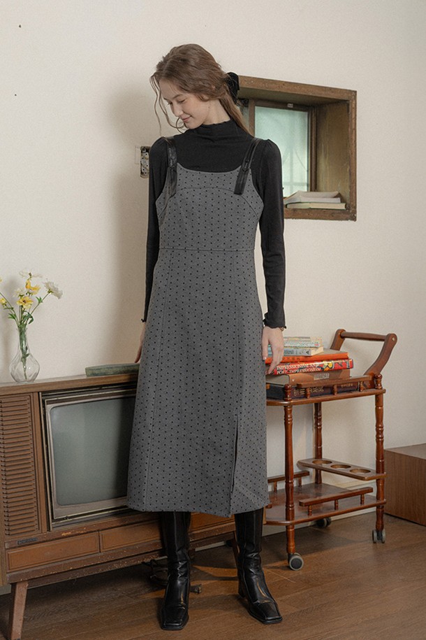 PM_그레이 폴카 도트 원피스는 여성스러운 분위기를 자아내는 캐주얼 스타일의 미디엄 기장 점프스커트입니다. 세련된 그레이 컬러 바탕에 귀여운 도트 무늬가 특징이며, A라인으로 떨어지는 치마핏이 편안하면서도 여성스러운 실루엣을 연출합니다. 민소매 디자인과 스퀘어넥 라인이 시원하고 시크한 느낌을 더하며, 가을/겨울 시즌에 활용하기 좋습니다. 레귤러핏으로 제작되어 편안한 착용감을 선사합니다.
