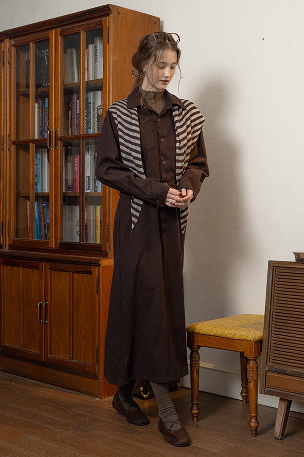 **브라운 점프수트 & 숄 세트**

가을과 겨울, 당신의 스타일을 책임질 브라운 점프수트 & 숄 세트입니다. 부드러운 면 소재로 제작되어 편안한 착용감을 선사하며, 캐주얼하면서도 베이직한 디자인으로 다양한 룩을 연출할 수 있습니다. 짙은 브라운 컬러가 세련된 분위기를 더하며, H라인 핏으로 여성스러운 실루엣을 강조합니다. 무지 또는 스트라이프 패턴으로 포인트를 주어 밋밋함을 덜고, 긴 소매와 두꺼운 두께감으로 따뜻함을 유지해 줍니다. 숄이 함께 구성되어 출근룩이나 모임룩에도 활용하기 좋습니다.
