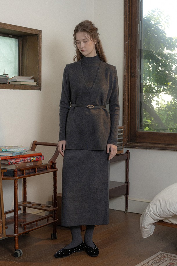 PM_루즈 니트 탑 쓰리피스 베스트 앤 스커트 세트는 차콜 컬러의 여성 의류입니다. 가을, 겨울 시즌에 어울리는 루즈핏의 니트 소재로 제작되어 부드러운 촉감을 선사하며, 베이직하고 미니멀한 스타일을 연출합니다. 라운드넥 긴소매 탑, 베스트, H라인 스커트가 한 세트로 구성되어 출근룩, 모임룩 등 다양한 TPO에 활용 가능합니다. 특히 세련된 미니멀, 클래식, 캐주얼 스타일을 즐기는 분들께 추천합니다.
