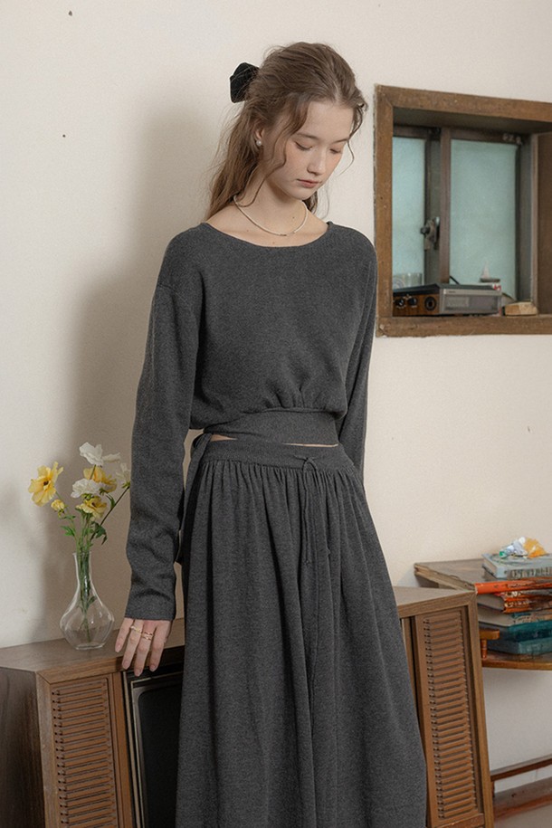 차콜 색상의 타이 스트랩 니트 상의와 A라인 플레어 스커트 투피스 세트입니다. 부드러운 니트 소재로 제작되어 봄, 가을 간절기에 착용하기 좋으며, 루즈핏으로 편안한 착용감을 선사합니다. 상의는 스퀘어넥 디자인에 긴 소매로, 캐주얼하면서도 베이직한 스타일을 연출합니다. 셋업으로 간편하게 코디 가능하며, 일상복으로 활용하기 좋습니다.
