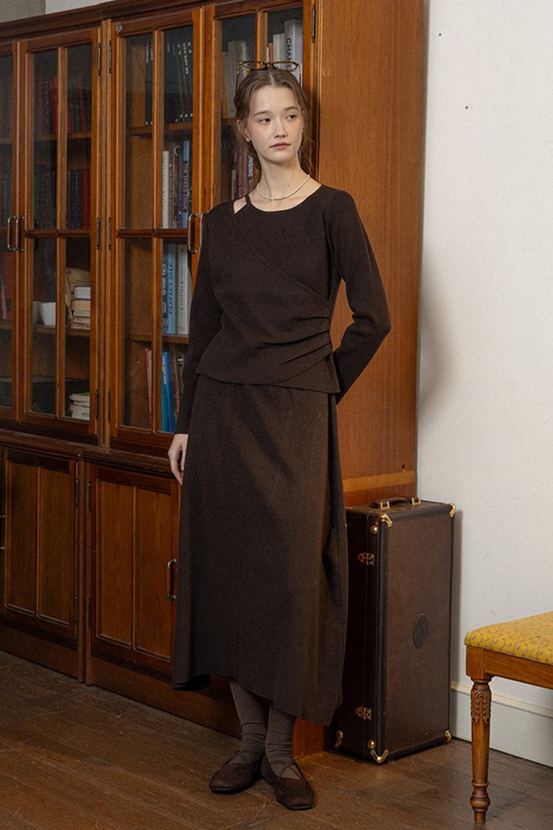 부드러운 니트 소재의 브라운 허리 라인 니트 상의와 A라인 스커트 세트입니다. 가을, 겨울 시즌에 어울리는 두꺼운 두께감과 긴 소매 기장으로 따뜻함을 더했습니다. 캐주얼하고 베이직한 디자인으로 데이트룩, 모임룩 등 다양한 TPO에 활용 가능하며, 허리 디테일이 여성스러운 실루엣을 연출합니다. 레귤러핏으로 편안하게 착용 가능하며, 미니멀, 클래식 스타일을 선호하는 여성분들께 추천합니다. 무지 디자인으로 어떤 아이템과도 쉽게 매치할 수 있어 활용도가 높습니다.
