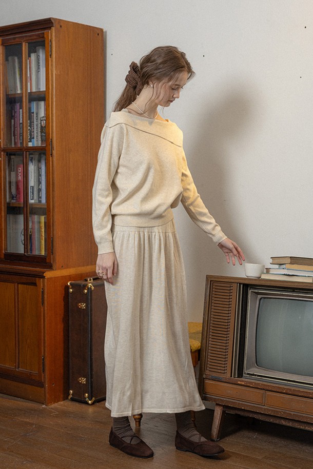 아이보리 색상의 사이드 칼라 니트 탑 앤 스커트 세트입니다. 부드러운 니트 소재로 제작되어 가을, 겨울 시즌에 따뜻하게 착용할 수 있습니다. 루즈핏으로 편안함을 강조했으며, 긴 소매와 무지 디자인으로 미니멀하고 베이직한 스타일을 연출합니다. 플레어 A라인 치마가 여성스러운 실루엣을 만들어주며, 출근룩이나 모임룩으로 활용하기 좋습니다. 클래식하고 캐주얼한 무드를 동시에 즐길 수 있는 세련된 아이템입니다.
