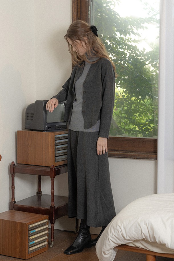 PM_윈터 센슈얼 니트 카디건 앤 스커트 세트_ CHARCOAL는 겨울철 우아하고 클래식한 스타일을 연출하는 여성 의류입니다. 부드러운 니트 소재로 제작되어 포근한 착용감을 선사하며, 차콜 컬러가 세련된 분위기를 더합니다. 긴 소매의 라운드넥 카디건과 A라인 플레어 스커트의 조화는 출근룩과 모임룩 모두에 어울립니다. 레귤러핏으로 편안하게 착용 가능하며, 미니멀한 디자인으로 다양한 스타일을 소화할 수 있습니다. 두꺼운 두께감으로 따뜻함을 유지하면서도 여성스러운 실루엣을 강조합니다.
