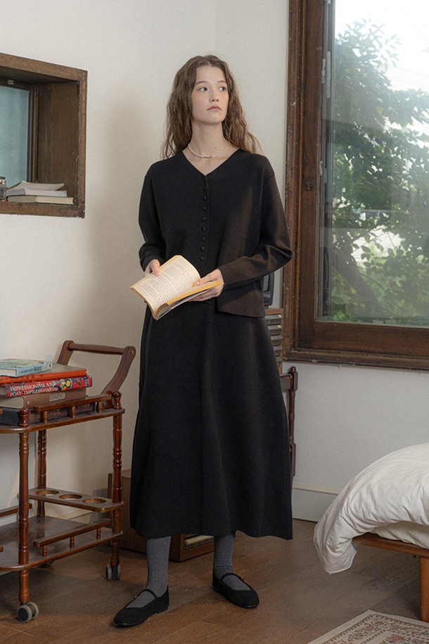 블랙 컬러의 브이넥 버튼 니트 탑 앤 스커트 세트입니다. 부드러운 니트 소재로 제작되어 겨울철에도 따뜻하게 착용할 수 있으며, 두꺼운 두께감으로 포근함을 더합니다. 긴 소매와 레귤러 핏으로 편안한 착용감을 선사하며, 미니멀하고 시크한 스타일을 연출합니다. 데이트룩, 모임룩 등 다양한 TPO에 활용 가능하며, 베이직한 디자인으로 유행을 타지 않고 오래도록 즐겨 입을 수 있습니다.
