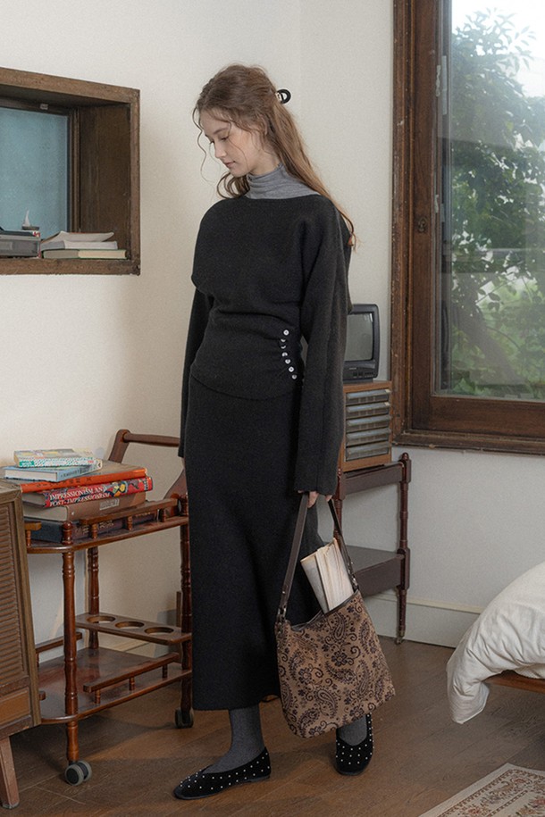 슬림 허리 니트 상의와 스커트 세트_블랙입니다. 미니멀하고 베이직한 스타일로, 가을과 겨울에 따뜻하게 착용할 수 있습니다. 부드러운 니트 소재로 제작되었으며, H라인 스커트가 여성스러운 실루엣을 연출합니다. 슬림핏 디자인으로 허리 라인을 강조하며, 라운드넥과 긴 소매로 깔끔함을 더했습니다. 출근룩으로도 손색없는 완벽한 투피스 세트입니다.
