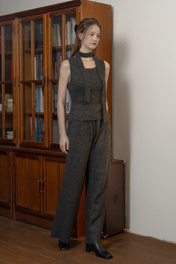 차콜 색상의 니트 베스트와 팬츠 세트입니다. 부드러운 촉감의 두꺼운 니트 소재로 제작되어 가을, 겨울 시즌에 따뜻하게 착용하기 좋습니다. 루즈핏의 A라인 플레어 스커트 스타일로 편안하면서도 캐주얼한 무드를 연출합니다. 브이넥 디자인과 무지 패턴으로 베이직하면서도 미니멀한 스타일을 완성합니다. 일상복으로 활용하기 좋은 세련된 디자인의 니트 세트입니다.
