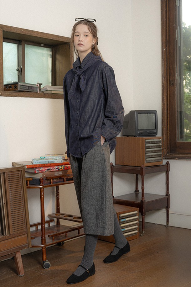 다크블루 데님 셔츠와 스카프 세트입니다. 캐주얼, 미니멀, 클래식 스타일을 아우르는 셔츠 원피스로, 봄, 가을 계절에 어울립니다. 루즈핏, 차이나칼라 디자인에 긴 소매로 편안한 착용감을 선사합니다. 뻣뻣한 촉감의 무지 데님 소재에 A라인 치마핏으로 여성스러운 실루엣을 강조하며, 스카프가 세트로 구성되어 있어 봄 소풍룩에 제격입니다.
