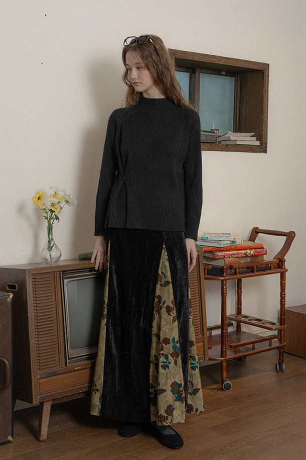 **스플라이싱 폴른 리프 스커트_블랙**은 여성스러운 매력을 극대화하는 A라인 스커트입니다. 가을과 겨울에 어울리는 블랙과 베이지 컬러, 플라워 패턴의 패치워크 디자인과 나뭇잎 패턴이 특징입니다. 클래식하고 엘레강스한 무드를 연출하며, 데이트룩이나 모임룩으로 활용하기 좋습니다. 루즈핏으로 편안하면서도 스타일리시하게, 미니멀, 로맨틱 스타일을 완성해보세요. 플레어 타입의 스커트로 여성스러운 실루엣을 강조합니다.
