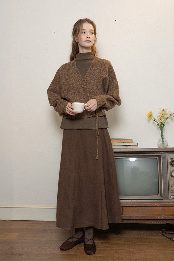 **브라운 스트레이트 스커트**는 여성용으로, 가을과 겨울에 어울리는 울 소재의 롱 스커트입니다. 베이직하고 클래식한 스타일로, H라인과 스트레이트 핏을 동시에 갖춰 세련된 실루엣을 연출합니다. 안감은 부드러운 촉감을 선사하며, 무지 디자인으로 어떤 상의와도 매치하기 용이합니다. 오피스룩, 출근룩, 모임룩 등 다양한 TPO에 활용 가능하며, 미니멀하고 클래식한 스타일을 선호하는 분들에게 추천합니다.
