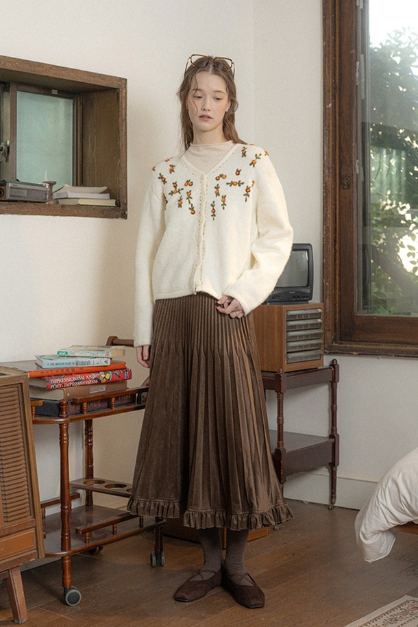 세련된 분위기를 연출하는 브라운 엘레강스 헴 플리츠 스커트입니다. 부드러운 폴리에스테르 소재로 제작되어 가을, 겨울 시즌에 따뜻하고 편안하게 착용할 수 있습니다. 허리 라인을 따라 자연스럽게 퍼지는 플레어 핏과 밑단의 프릴 디테일이 여성스러운 실루엣을 강조합니다. 클래식하고 미니멀한 디자인으로 오피스룩, 모임룩, 데이트룩 등 다양한 TPO에 활용 가능합니다. 루즈핏으로 편안함을 더했으며, 무지 디자인으로 어떤 상의와도 쉽게 매치할 수 있습니다.
