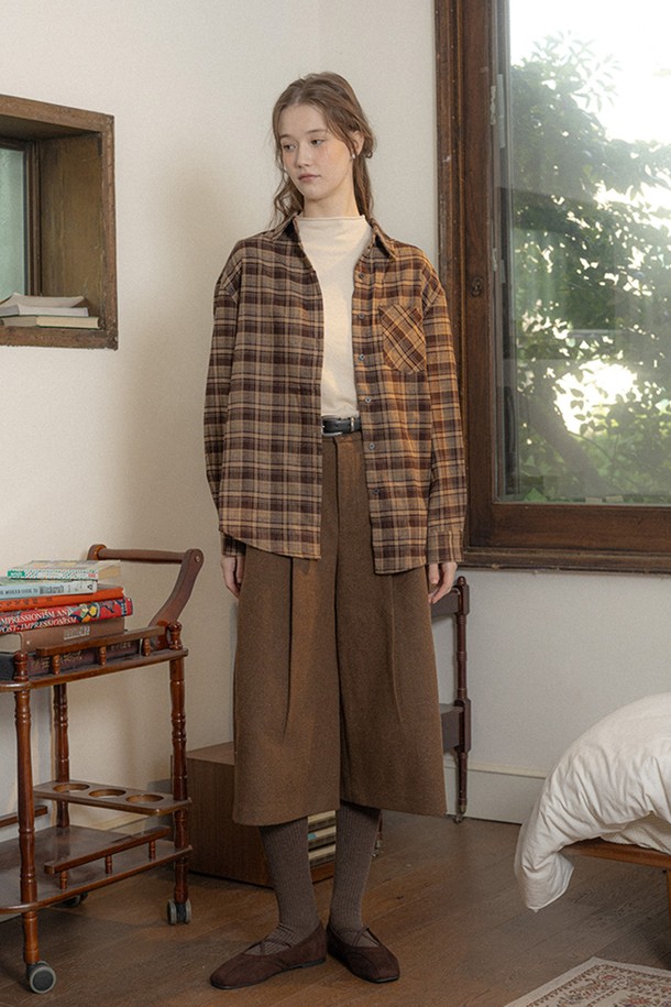 브라운 컬러의 체크 블록 셔츠입니다. 면 소재로 제작되어 부드러운 촉감을 선사하며, 가을, 겨울 시즌에 따뜻하게 착용할 수 있습니다. 넉넉한 루즈핏과 긴 소매 기장으로 편안한 착용감을 제공하며, 카라 디자인이 캐주얼하면서도 베이직한 스타일을 연출합니다. 셔츠 앞면에는 포켓이 있어 실용성을 더했으며, 출근룩이나 모임룩 등 다양한 TPO에 활용 가능합니다. 캐주얼, 클래식, 미니멀 스타일을 즐겨 입는 여성분들께 추천합니다.
