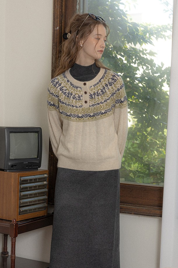 아이보리 컬러의 컬러블록 패턴 니트 탑입니다. 울 소재로 제작되어 부드러운 촉감을 선사하며, 겨울철에도 따뜻하게 착용할 수 있습니다. 하프넥 디자인에 긴소매와 레귤러핏으로 클래식한 무드를 자아냅니다. 출근룩과 모임룩 모두에 잘 어울리는 스타일로, 미니멀하고 캐주얼한 코디에도 활용하기 좋습니다. 가을, 겨울 시즌 데일리룩의 포인트 아이템으로 추천합니다.
