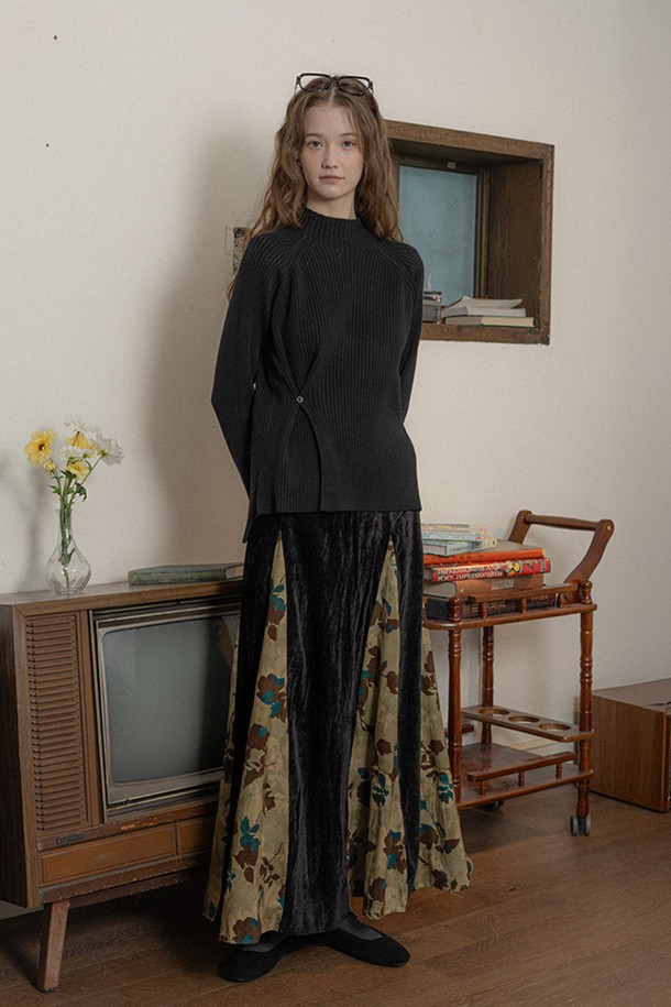 블랙 컬러의 버튼 다운 니트 베이스 탑입니다. 가을과 겨울, 두 계절에 걸쳐 활용 가능한 여성 의류입니다. 슬림핏 디자인에 라운드넥으로 제작되었으며, 부드러운 촉감의 두꺼운 골지 니트 소재로 포근함을 더했습니다. 베이직하고 미니멀한 스타일로 출근룩에 적합하며, 버튼 다운 디테일이 특징입니다.
