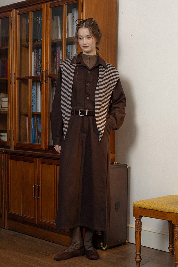 브라운과 그레이 컬러의 버튼업 크루넥 니트 탑입니다. 부드러운 니트 소재로 제작되어 가을, 겨울 시즌에 따뜻하게 착용할 수 있습니다. 스트라이프 패턴과 레귤러핏 디자인으로 캐주얼하면서도 베이직한 스타일을 연출합니다. 라운드넥과 긴소매, 두꺼운 두께감으로 포근함을 더하며, 버튼 디테일이 포인트입니다. 출근룩은 물론 일상에서도 편안하게 즐겨 입을 수 있습니다.
