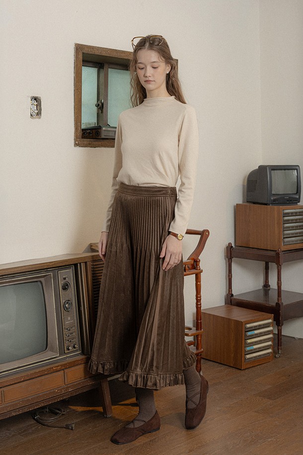 아이보리 컬러의 크루넥 니트 베이스 탑입니다. 여성 의류로, 봄, 가을 시즌에 활용하기 좋은 얇은 두께감의 긴소매 니트입니다. 베이직하고 미니멀한 스타일로, 다양한 룩에 매치하기 용이합니다. 부드러운 촉감과 슬림핏 디자인으로 편안하게 착용할 수 있으며, 일상에서 활용하기 좋은 기본 니트 아이템입니다.
