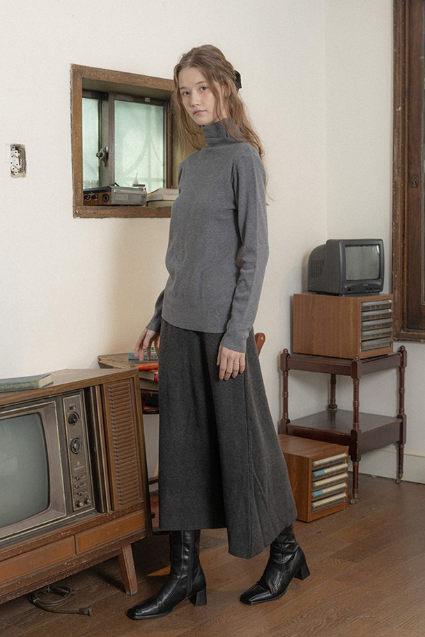 그레이 컬러의 터틀넥 니트 탑입니다. 가을, 겨울 시즌에 어울리는 여성 의류로, 슬림핏 디자인의 베이직하고 미니멀한 스타일을 연출합니다. 부드러운 니트 소재로 제작되어 편안한 착용감을 선사하며, 얇은 두께감으로 이너용으로 활용하기 좋습니다. 긴소매와 레귤러 기장으로, 출근룩을 포함한 다양한 일상 스타일에 매치하기 용이합니다.
