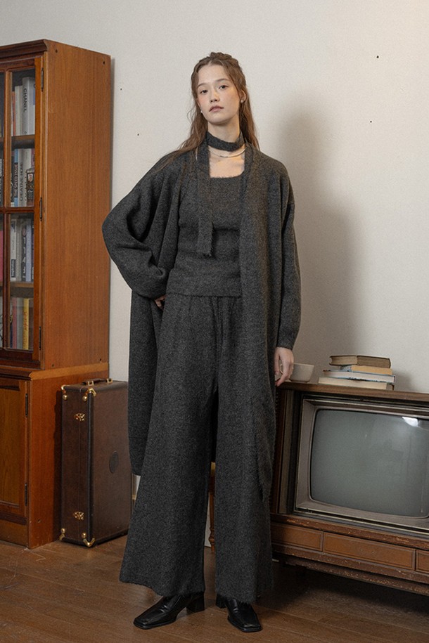 차콜 컬러의 겨울 루즈 핏 니트 코트입니다. 부드러운 울 소재로 제작되어 포근한 착용감을 선사하며, 두꺼운 두께감으로 추운 겨울에도 따뜻하게 몸을 감싸줍니다. 롱 기장에 오픈 방식으로 편안하게 걸쳐 입을 수 있으며, 베이직하고 캐주얼한 무드로 다양한 스타일 연출이 가능합니다. 오버사이즈 실루엣으로 여유로운 핏을 자랑하며, 데일리룩에 포인트 아이템으로 활용하기 좋습니다. 긴 소매 기장으로 더욱 따뜻하고 스타일리시한 겨울을 완성해보세요.
