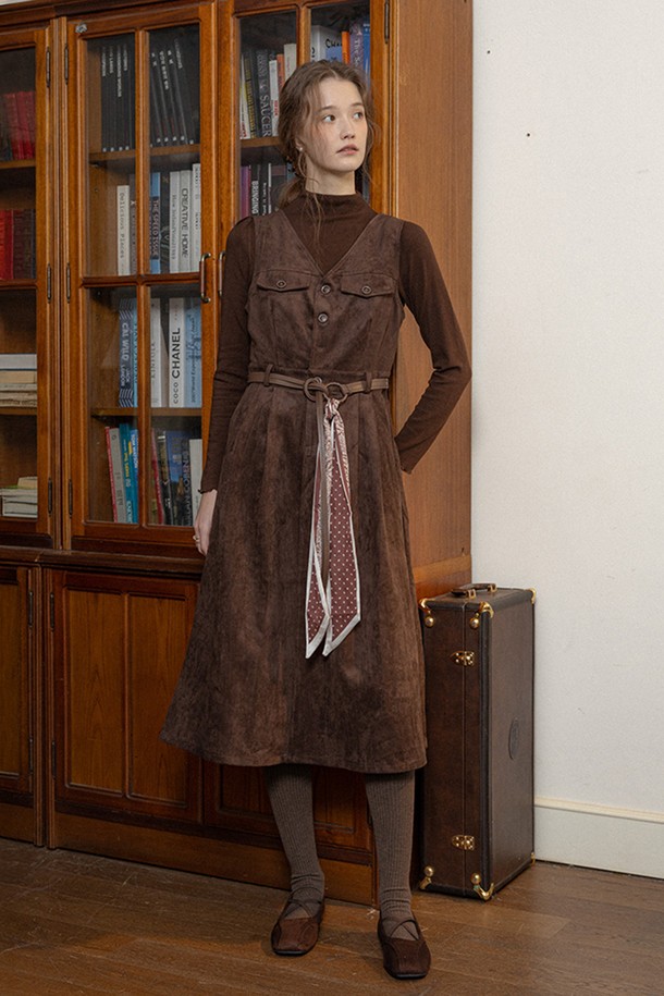 브이넥 슬림핏 점프수트_브라운은 가을, 겨울 시즌에 어울리는 여성용 점프수트입니다. 부드러운 스웨이드 소재로 제작되어 고급스러운 촉감을 선사하며, 슬림핏 디자인과 H라인 치마핏으로 클래식하고 엘레강스한 스타일을 연출합니다. 허리 벨트 디테일이 더해져 더욱 세련된 실루엣을 강조하며, 오피스룩 또는 모임룩으로 활용하기 좋습니다. 긴 소매와 두꺼운 두께감으로 따뜻함을 유지하며, 미니멀한 스타일을 선호하는 분들께 추천합니다.
