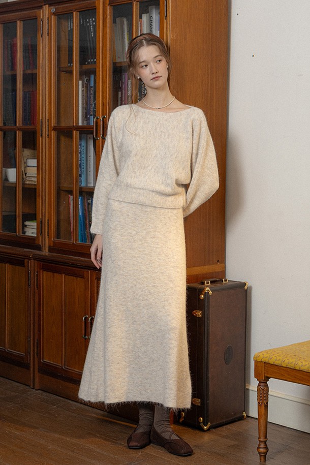 아이보리 컬러의 루즈 넥라인 니트 탑과 H라인 스커트 세트입니다. 부드러운 니트 소재로 제작되어 가을, 겨울 시즌에 따뜻하고 편안하게 착용할 수 있습니다. 라운드 넥 디자인과 루즈핏으로 캐주얼하고 베이직한 스타일을 연출하며, 출근룩과 모임룩으로 활용하기 좋습니다. 긴 소매와 두꺼운 두께감으로 보온성을 높였으며, 스트레이트 핏의 스커트가 미니멀하고 클래식한 분위기를 더합니다. 무지 디자인으로 다양한 스타일 연출에 용이합니다.
