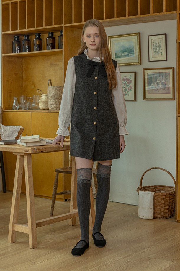 차콜 색상의 Sleeveless bow tie dress(슬리브리스 보우 타이는 드레스)입니다. 울 소재로 제작되어 봄, 가을에 착용하기 좋으며, 클래식하고 우아한 스타일을 연출합니다. 플레어 A라인 핏으로 여성스러운 실루엣을 강조하며, 리본 넥과 버튼 디테일, 리본 타이 디테일이 특징입니다. 데이트룩, 모임룩, 소개팅룩 등 특별한 날에 미니멀하면서도 세련된 스타일을 완성해 보세요. 두꺼운 두께감과 뻣뻣한 촉감으로 고급스러운 느낌을 더합니다.
