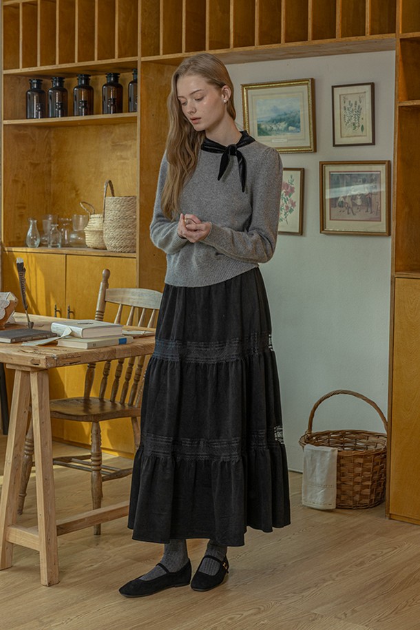 겨울 블랙 벨벳 레이스 스커트는 여성스러운 매력을 극대화하는 롱스커트입니다. 부드러운 벨벳 소재에 섬세한 레이스 디테일이 더해져 엘레강스한 무드를 연출합니다. 루즈핏 A라인 디자인으로 편안하면서도 세련된 실루엣을 선사합니다. 쌀쌀한 계절, 데이트룩, 모임룩, 연말 모임룩 등 다양한 TPO에 활용 가능하며, 클래식, 로맨틱, 미니멀 스타일 모두 소화할 수 있습니다. 두께감이 있어 따뜻하게 착용할 수 있는 겨울철 머스트 해브 아이템입니다.
