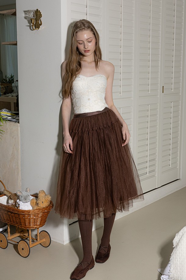 부드러운 촉감의 브라운 메쉬 스커트입니다. 봄, 여름, 가을 계절에 활용하기 좋으며, 캐주얼한 스타일을 연출하기에 적합합니다. A라인 핏과 플레어 스타일로 여성스러운 실루엣을 강조하며, 망사 소재와 티어드 디자인이 특징입니다. 얇은 두께감으로 시원하게 착용할 수 있으며, 무지 패턴으로 어떤 상의와도 매치하기 용이합니다. 일상에서 편안하고 세련된 스타일을 완성해보세요.
