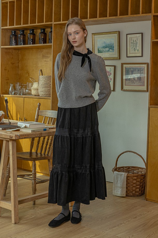 벨벳 보타이 니트 탑_그레이는 우아하고 세련된 스타일을 연출하는 여성용 니트/스웨터입니다. 부드러운 울 소재로 제작되어 가을과 겨울에 따뜻하게 착용할 수 있으며, 레귤러핏과 긴 소매 기장으로 편안함을 더했습니다. 클래식하고 우아한 무드를 자아내는 리본 타이 디테일이 특징이며, 데이트룩, 모임룩, 오피스룩 등 다양한 TPO에 활용 가능합니다. 미니멀하고 로맨틱한 스타일을 즐기는 분들께 추천하는 아이템입니다.
