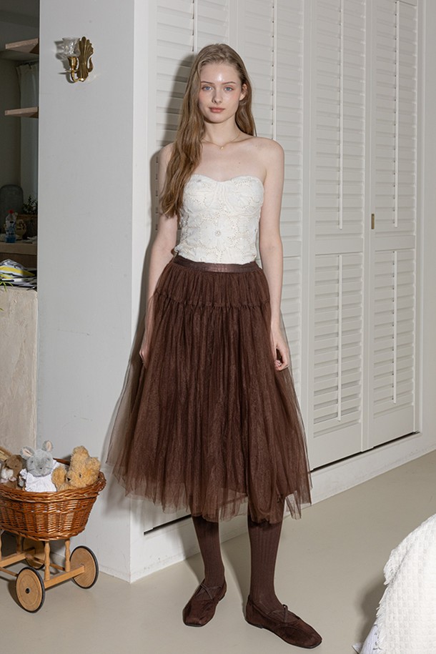 아이보리 컬러의 레이스 패턴 튜브탑입니다. 부드러운 니트 소재로 제작되어 봄, 여름 시즌에 시원하게 착용하기 좋습니다. 슬림핏 크롭 기장으로 페미닌한 무드를 연출하며, 튜브탑 디자인과 레이스 패턴이 여성스러운 매력을 더합니다. 데이트룩, 휴가룩, 로맨틱, 미니멀 스타일 모두 소화 가능한 활용도 높은 아이템입니다.
