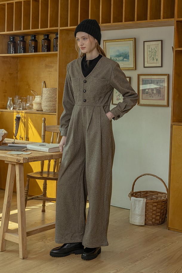 세련된 브이넥 점프수트, V-넥 포멀 점프수트 브라운입니다. 부드러운 울 소재로 제작되어 봄, 가을에 적합하며, 레귤러 핏으로 편안하게 착용 가능합니다. 긴소매 디자인과 무지 패턴, 클래식하고 미니멀한 스타일이 특징이며, 오피스룩, 출근룩, 모임룩 등 다양한 TPO에 활용할 수 있습니다. 버튼 디테일이 더해져 포인트를 주어 세련된 분위기를 연출합니다.
