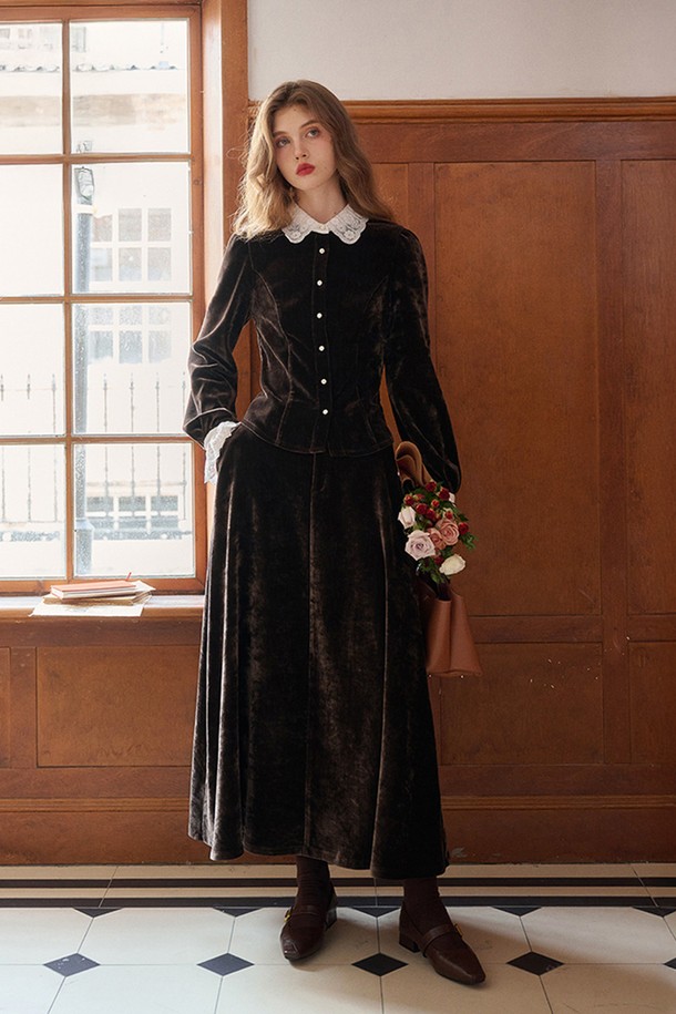 부드러운 셔닐 벨벳 소재로 제작되어 우아한 분위기를 연출하는 Chenille velvet skirt (셔닐 벨벳 스커트)입니다. 가을, 겨울 시즌에 어울리는 두꺼운 두께감과 A라인 플레어 디자인으로 클래식하면서도 엘레강스한 스타일을 완성합니다. 브라운, 다크브라운 두 가지 색상으로 제공되어 다양한 코디에 활용하기 좋습니다. 모임룩, 데이트룩, 오피스룩 등 TPO에 맞춰 미니멀하면서도 세련된 스타일을 연출해보세요. 셔닐 소재 특유의 부드러운 촉감이 편안한 착용감을 선사합니다.
