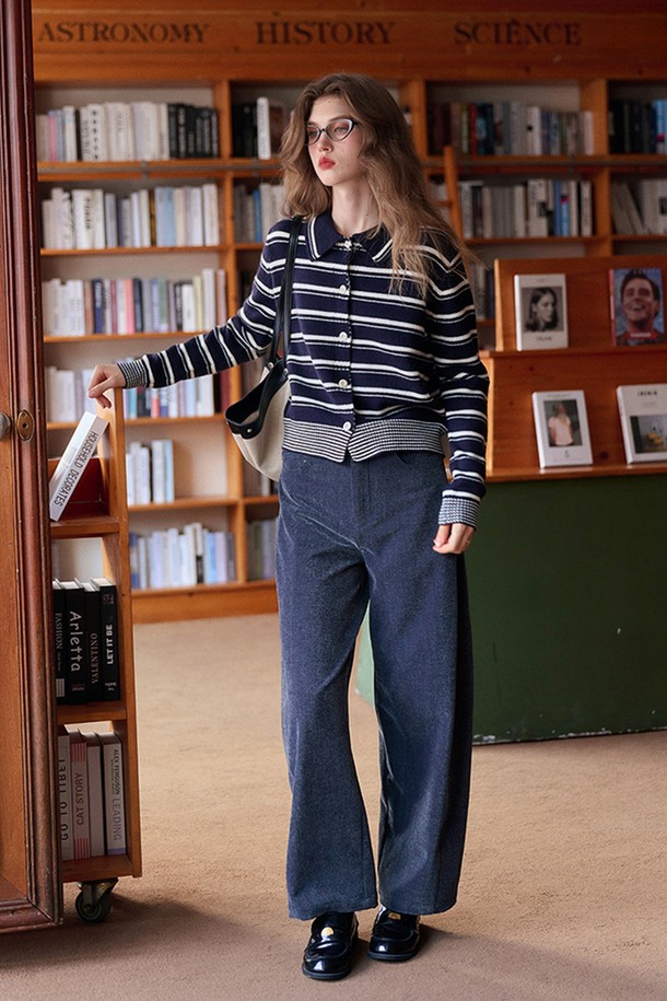 네이비 컬러의 브러쉬드 와이드 레그 팬츠입니다. 가을, 겨울 시즌에 어울리는 두꺼운 두께감의 울 소재로 제작되어 부드러운 촉감을 선사하며, 루즈핏으로 편안하게 착용할 수 있습니다. 베이직하고 클래식한 스타일로 오피스룩, 출근룩, 모임룩 등 다양한 TPO에 활용 가능합니다. 미니멀한 디자인으로 어떤 상의와도 쉽게 매치하여 세련된 룩을 연출할 수 있습니다. 안감 없이 깔끔하게 떨어지는 핏이 특징입니다.
