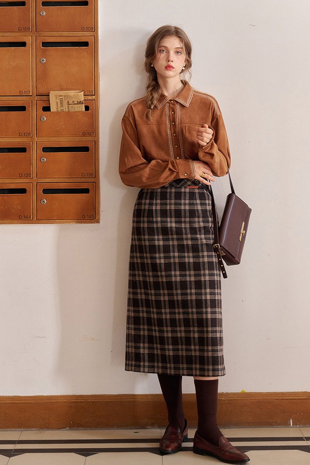 부드러운 스웨이드 소재의 SR_Fake 스웨이드 셔츠입니다. 가을과 겨울에 따뜻하게 입을 수 있으며, 차이나 칼라와 긴 소매, 셔츠 카라 디자인으로 포인트를 더했습니다. 레귤러핏으로 제작되어 편안한 착용감을 선사하며, 무지 패턴의 브라운 컬러로 어떤 스타일에도 쉽게 매치할 수 있습니다. 일상복은 물론, 출근룩이나 모임룩으로도 활용 가능한 베이직하고 캐주얼한 아이템입니다.
