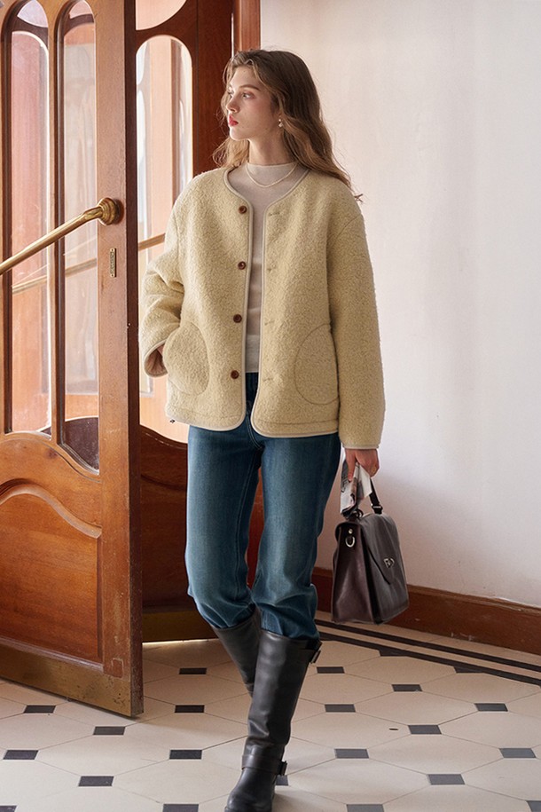 베이직한 디자인의 Circle Two 코튼 재킷입니다. 부드러운 촉감의 면 소재로 제작되어 가을, 겨울 시즌에 따뜻하게 착용할 수 있습니다. 미니멀하고 클래식한 무드로, 오버핏 실루엣과 크롭 기장이 세련된 핏을 연출합니다. 라운드 넥 디자인에 버튼 디테일을 더해 포인트를 주었으며, 출근룩, 오피스룩, 모임룩 등 다양한 TPO에 활용 가능합니다. 시크하고 세련된 스타일을 완성해 보세요.
