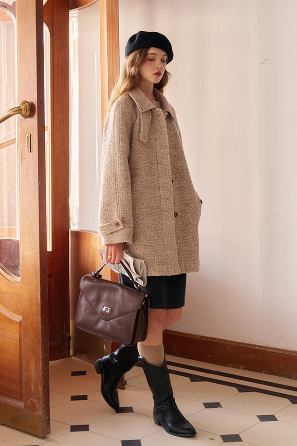 베이지 컬러의 여성용 미디 기장 울 코트입니다. 가을, 겨울 시즌에 어울리는 두꺼운 두께감과 부드러운 촉감이 특징이며, 클래식하고 미니멀한 스타일을 연출합니다. 싱글 버튼 여밈 방식과 카라 디테일, 포켓 디자인으로 포인트를 더했습니다. 출근룩, 오피스룩, 모임룩 등 다양한 TPO에 활용 가능하며, 레귤러핏으로 편안하게 착용할 수 있습니다.
