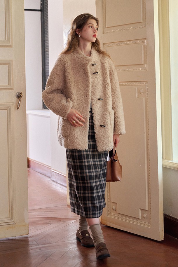 베이지 컬러의 칼라 퍼 (Collar fur) 디테일이 돋보이는 여성용 퍼 재킷입니다. 부드러운 촉감의 퍼 소재로 제작되어 가을, 겨울 시즌에 따뜻하고 포근하게 착용할 수 있습니다. 크롭 기장의 오버핏 디자인으로 캐주얼하면서도 클래식한 무드를 연출하며, 싱글 버튼 여밈으로 간편하게 스타일링할 수 있습니다. 데이트룩, 모임룩 등 다양한 TPO에 활용 가능하며, 클래식, 캐주얼, 미니멀 스타일을 모두 소화할 수 있는 활용도 높은 아이템입니다. 긴 소매 기장과 두꺼운 두께감으로 보온성을 높였습니다.
