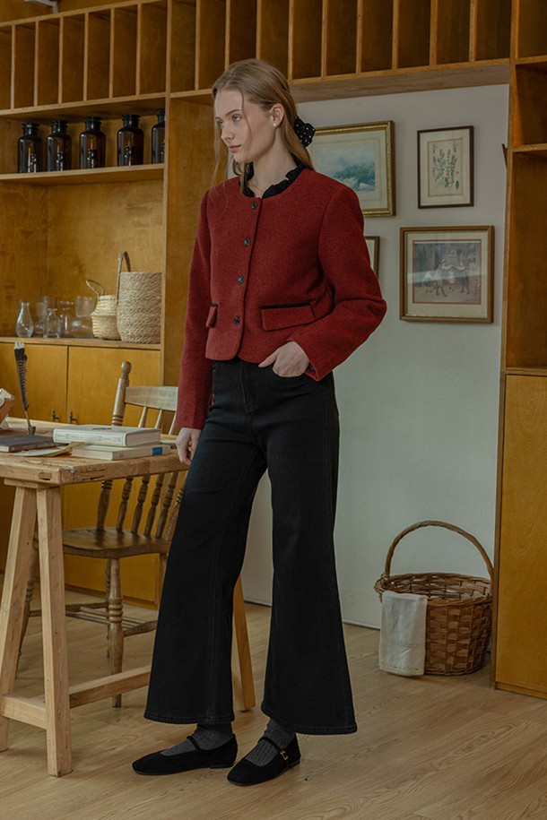 벨벳 카라 엘레강스 숏 코트_레드는 우아함과 세련됨을 동시에 선사하는 여성용 숏 코트입니다. 부드러운 촉감의 벨벳 소재와 두꺼운 두께감으로 가을, 겨울 시즌에 따뜻하게 착용할 수 있습니다. 클래식하고 시크한 무드를 연출하며, 싱글 버튼 여밈과 레귤러 핏으로 편안한 착용감을 제공합니다. 특히 벨벳 카라 디테일이 돋보여 데이트룩, 모임룩, 연말 모임룩 등 특별한 날에 더욱 잘 어울립니다. 무지 패턴의 레드 컬러는 어떤 스타일에도 포인트가 되어줍니다.
