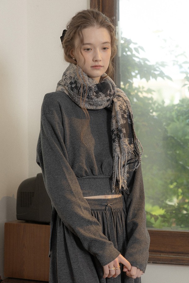 PM_컬러 블록 플래드 머플러_블랙 그레이는 캐주얼, 클래식, 미니멀 스타일을 소화하는 분들을 위한 겨울 머플러입니다. 부드러운 울 소재로 제작되어 뛰어난 보온성을 제공하며, 두꺼운 두께감으로 추운 날씨에도 따뜻하게 착용할 수 있습니다. 블랙과 그레이 컬러의 조화가 세련된 컬러 블록 디자인과 체크 패턴으로 포인트를 더했습니다. 출근룩이나 모임룩 등 다양한 TPO에 활용하여 스타일리시함을 더해보세요.
