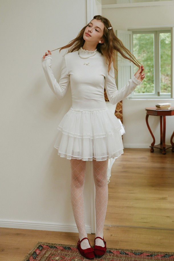 하프 넥 스플라이싱 레이어드 드레스는 우아하고 엘레강스한 스타일을 연출하는 여성 의류입니다. 하프넥 디자인에 얇은 두께감으로 봄, 가을 시즌에 적합하며, 부드러운 폴리에스테르 소재로 제작되어 편안한 착용감을 선사합니다. A라인 핏과 레이어드 디테일, 러플 장식이 더해져 로맨틱하고 여성스러운 분위기를 강조합니다. 데이트룩, 모임룩, 소개팅룩 등 특별한 날에 자신감 있는 스타일을 완성해보세요.
