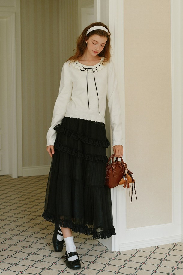 우아함과 로맨틱한 무드를 선사하는 프릴 레이스 밴딩 스커트입니다. 부드러운 시폰과 레이스 소재가 어우러져 섬세하고 여성스러운 분위기를 자아냅니다. 허리 밴딩 처리로 편안한 착용감을 제공하며, A라인 플레어 디자인이 다리 라인을 더욱 아름답게 연출합니다. 데이트룩, 모임룩, 소개팅룩 등 특별한 날을 위한 완벽한 선택이며, 봄, 가을 시즌에 활용하기 좋습니다. 클래식하고 미니멀한 스타일을 즐기는 여성분들께 추천합니다.
