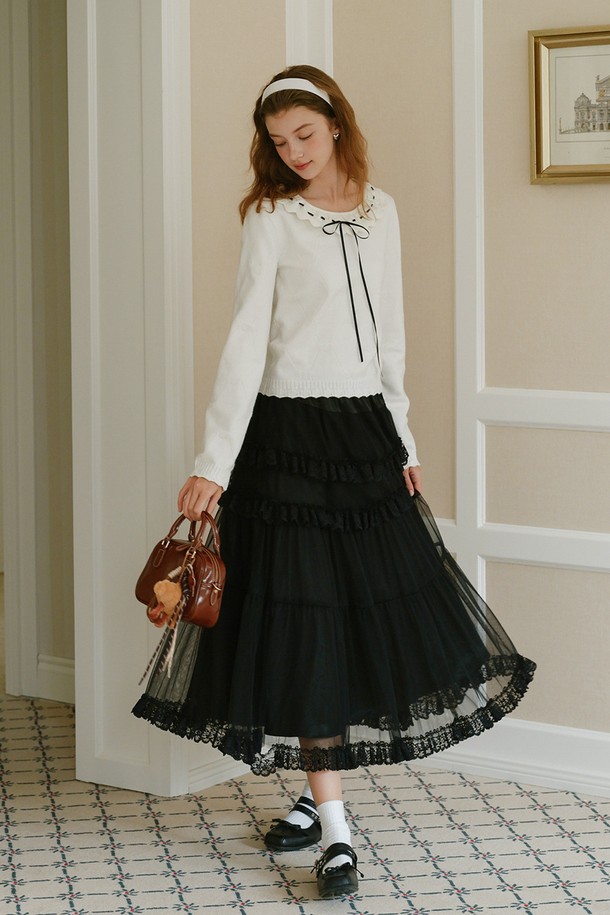 레이스 리본 니트 블라우스는 여성스러운 무드를 연출하는 상의입니다. 부드러운 니트 소재에 레이스 트리밍과 리본 디테일이 더해져 우아하고 클래식한 스타일을 완성합니다. 라운드넥과 긴 소매, 레귤러핏 디자인으로 편안하게 착용 가능하며, 봄, 가을에 데이트룩, 소개팅룩, 모임룩 등 다양한 TPO에 활용할 수 있습니다. 화이트 컬러로 어떤 하의와도 쉽게 매치하여 로맨틱하고 미니멀한 스타일을 연출해보세요.
