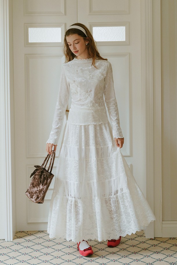 레이스 플라워 벨벳 롱 슬리브 탑은 여성스러움을 극대화하는 우아한 스타일의 티셔츠입니다. 부드러운 벨벳 소재에 플라워 레이스 디테일이 더해져 로맨틱한 무드를 연출하며, 봄, 가을 시즌에 이상적입니다. 라운드넥과 레귤러핏으로 편안한 착용감을 선사하며, 데이트룩 또는 모임룩으로 활용하기 좋습니다. 긴 소매 기장과 얇은 두께감으로 간절기에도 부담 없이 즐겨 입을 수 있으며, 클래식, 로맨틱, 미니멀 스타일을 모두 소화 가능합니다. 화이트 컬러로 다양한 하의와 매치하여 세련된 룩을 완성해보세요.
