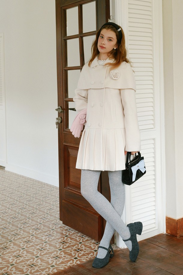 우아하고 세련된 분위기를 연출하는 '리이티드 하프 더블 코트'입니다. 부드러운 울 소재로 제작되어 뛰어난 촉감과 보온성을 자랑하며, 하프 기장과 루즈핏으로 편안한 착용감을 선사합니다. 플리츠 디테일과 칼라 디자인이 돋보이는 더블코트로, 여성스러운 실루엣을 강조합니다. 오피스룩, 모임룩, 데이트룩 등 다양한 TPO에 활용 가능하며, 클래식, 미니멀, 시크한 스타일을 연출하기 좋습니다. 가을과 겨울, 당신의 스타일을 한층 더 격조 있게 만들어줄 아이템입니다.
