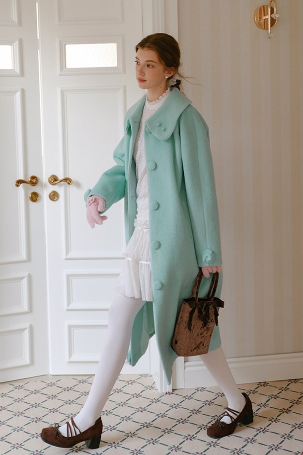 플라워 발마칸 코트는 여성스러운 분위기를 자아내는 미니멀하고 클래식한 스타일의 아우터입니다. 부드러운 울 소재로 제작되어 포근한 착용감을 선사하며, 오버핏 실루엣으로 편안하게 즐길 수 있습니다. 싱글 버튼 여밈 방식으로 깔끔함을 더하고, 롱 기장에 긴 소매 디자인으로 세련된 핏을 연출합니다. 특히, 민트 컬러와 플라워 디테일이 포인트로 더해져 데이트룩, 출근룩, 모임룩 등 다양한 TPO에 활용 가능합니다. 봄, 가을 시즌에 제격이며, 시크한 무드를 연출하기에도 좋습니다.
