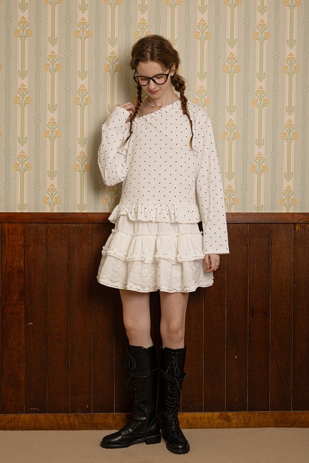 화이트 컬러의 폴카 도트 레이스 숄더 스트랩 탑입니다. 면 소재로 제작되어 부드러운 촉감을 선사하며, 봄, 여름에 시원하게 착용하기 좋습니다. 스퀘어 넥 라인과 프릴, 레이스 장식이 더해져 우아한 분위기를 연출합니다. 레귤러 핏으로 편안하게 착용 가능하며, 데이트룩, 소개팅룩, 휴가룩 등 다양한 TPO에 로맨틱, 클래식, 미니멀 스타일로 제안합니다. 얇은 두께감의 레귤러 기장으로 시원하게 즐길 수 있습니다.
