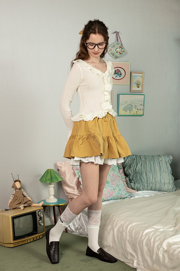 슬림핏 크링클 니트 탑_2컬러는 부드러운 촉감의 니트 소재로 제작되어 봄, 여름 시즌에 적합한 여성 티셔츠입니다. 우아한 스타일을 연출하며, 브이넥 디자인과 긴소매, 크롭 기장으로 세련된 핏을 선사합니다. 주름 디테일과 프릴 장식이 더해져 로맨틱하고 여성스러운 무드를 강조합니다. 데이트룩과 모임룩에 어울리는 클래식, 미니멀 스타일의 아이템입니다. 화이트 색상으로 어떤 하의와도 쉽게 매치하여 다양한 스타일을 연출할 수 있습니다.
