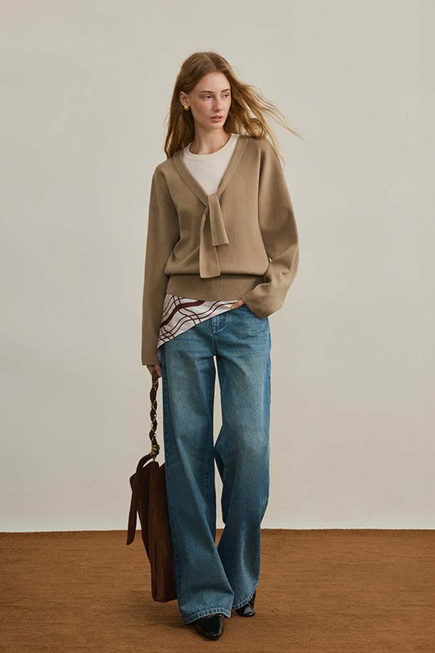 캐주얼하고 베이직한 스타일의 여성용 스트레이트 와이드 레그 청바지입니다. 봄, 가을에 착용하기 좋은 긴 기장의 데님 바지로, 루즈핏으로 편안한 착용감을 선사합니다. 무지 디자인에 뻣뻣한 촉감이 특징이며, 넉넉한 와이드 핏으로 다리 라인을 커버해 줍니다. 포켓 디테일이 있어 실용성을 더했으며, 일상복으로 활용하기 좋습니다. 블루 컬러로 다양한 상의와 손쉽게 매치할 수 있습니다.
