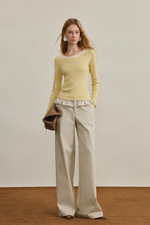 슬리밍 효과를 선사하는 버서타일 슬리밍 페이크 니트입니다. 부드러운 니트 소재로 제작되어 봄, 가을 시즌에 착용하기 좋으며, 라운드넥과 긴소매 디자인으로 우아하고 베이직한 스타일을 연출합니다. 얇은 두께감으로 편안한 착용감을 제공하며, 프릴 디테일이 여성스러운 포인트를 더합니다. 슬림핏으로 제작되어 날씬해 보이는 효과를 주어 클래식, 미니멀, 로맨틱 등 다양한 스타일을 소화할 수 있습니다. 옐로우와 화이트 두 가지 색상으로 만나보세요.
