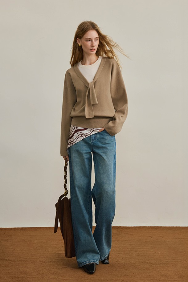 레이스 카라 풀오버 니트는 여성용 상의로, 가을과 겨울에 따뜻하게 입을 수 있는 두꺼운 울 소재의 긴소매 니트입니다. 베이직하면서도 클래식한 무드를 선사하며, 레귤러핏과 레귤러 기장으로 편안한 착용감을 제공합니다. 특히 레이스 카라 디테일이 돋보여 출근룩, 오피스룩, 모임룩 등 다양한 TPO에 활용 가능합니다. 미니멀하고 클래식한 스타일을 선호하는 분들께 추천하며, 부드러운 촉감이 특징입니다.
